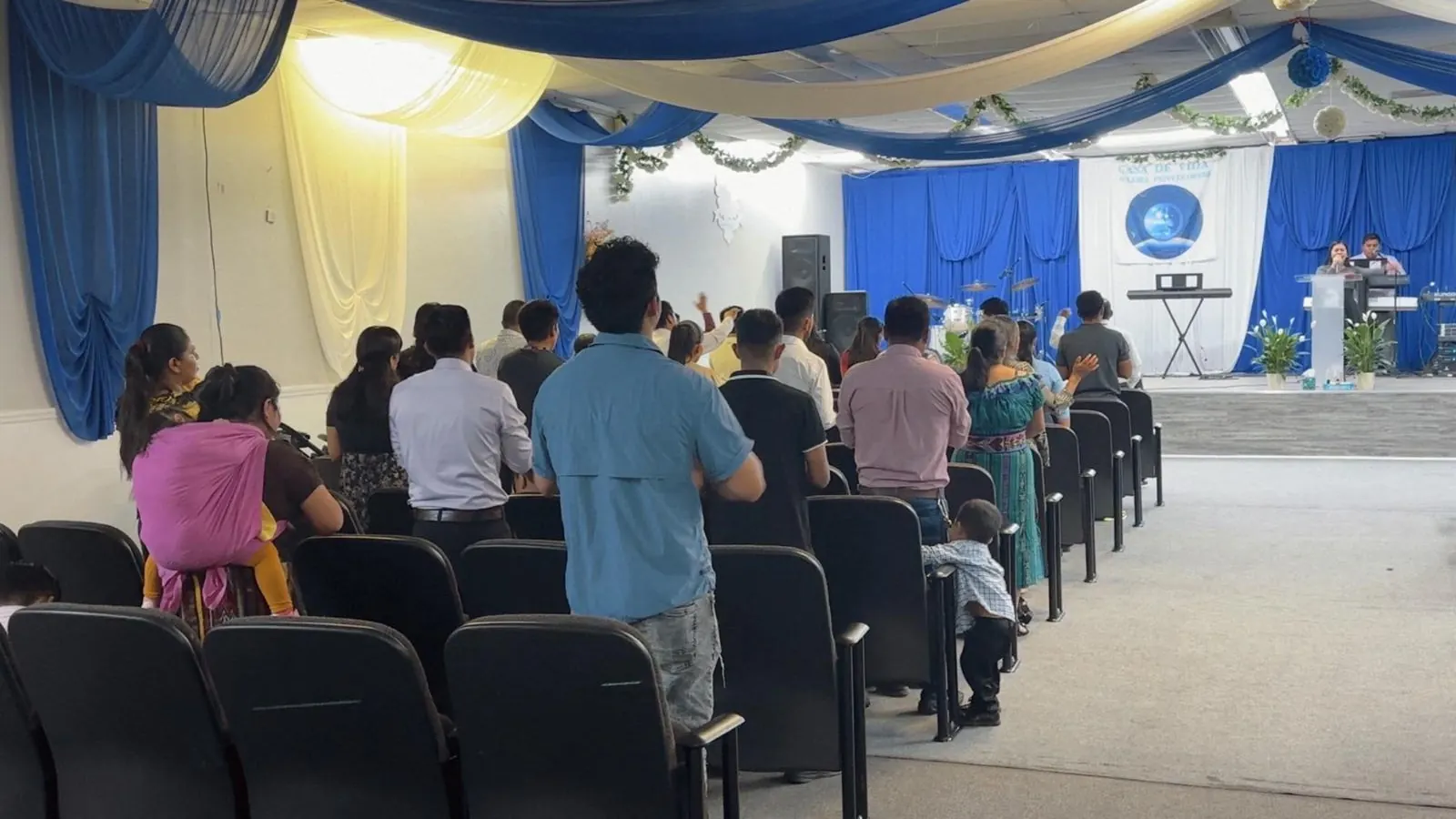 Congregación reunida en alabanza