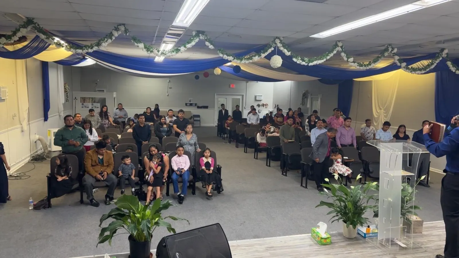 Congregación reunida en un servicio de adoración