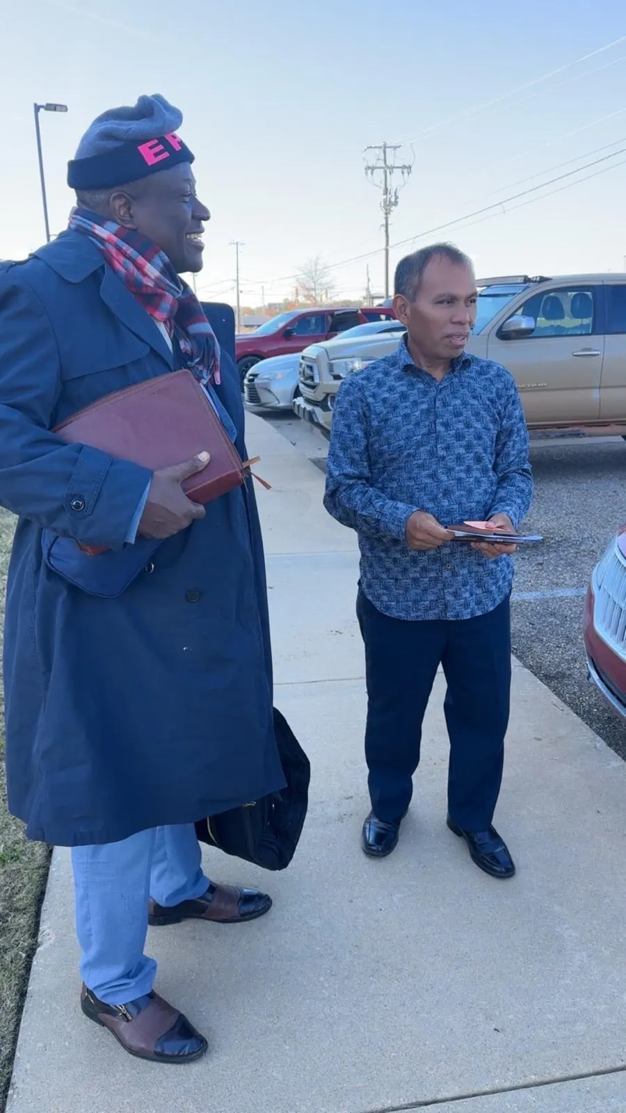 Dos integrantes de Casa de Vida participando en una actividad de evangelismo